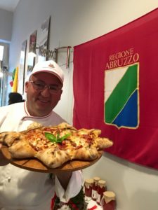 Io con Pizza Stella d'Abruzzo + bandiera Regione Abruzzo
