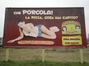 pizza-sessista-pannello-pubblicitario