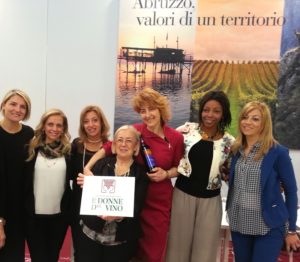 donne-del-vino-abruzzo-e-cinelli-colombini_da-sinistra_valentina-di-camillomartina-mastrangelostefania-boscodonatella-cinelli-colombinstefania-pepe-jenny-viant-gomez-aurelia-mucci