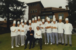 1995-la-brigata-di-cucina-al-completo-dellalbereta-di-gualtiero-marchesi-durante-la-visita-speciale-di-paul-bocuse